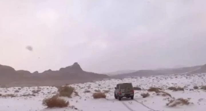 Χιόνισε στη Σαουδική Αραβία – Πρωτόγνωρες οι εικόνες για τους ντόπιους